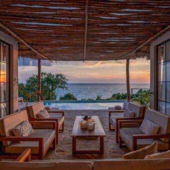 Luxe open kamer uitkijkend op de zonsondergang bij Pemba