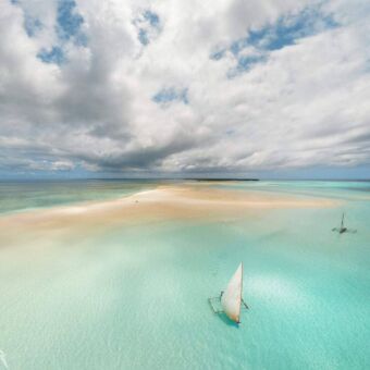Dhow bij een zandbank vlakbij Pemba eiland