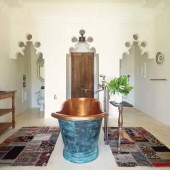 Koperen bad in de badkamer van Qambani Zanzibar