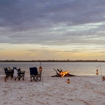 Kampvuur op het strand aan de zee