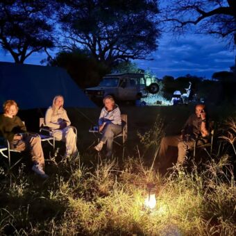 mensen rond een kampvuur op een special campsite in Tarangire