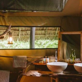 Sfeer impressie van een badkamer in een safari tent