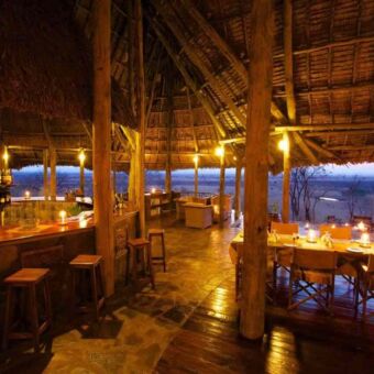 Restaurant van een lodge bij avond met sfeer verlichting