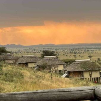 Op een heuvel een aantal kamers van Kubu Kubu lodge met uitzicht over de Serengeti