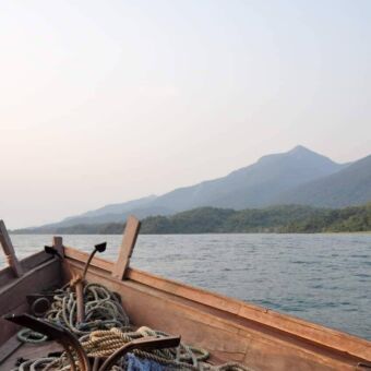 Punt van de boot met nakers en touwen op lake Tanganykia