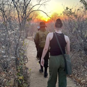 vrouw van achteren en de gids tijdens een wandelsafari in Ruaha