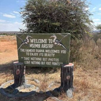 Informatie bord bij Msembe airstrip Ruaha national Park Tanzania