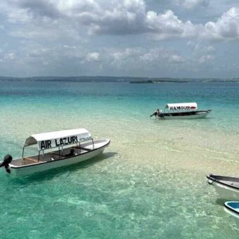 Twee bootje met overkapping in het azuur blauwe water van de indische oceaan op Zanzibar