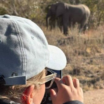 Vrouw die een foto probeert te maken van een gespotte olifant in Ruaha national Park