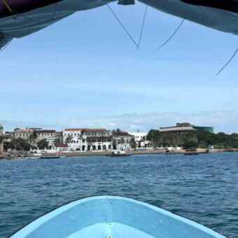 Vanuit de boot een doorkijkje vanaf het water op Stone Town