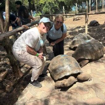 Selfie van twee vouwen bij reuzenschildpadden op Prison Island Zanzibar