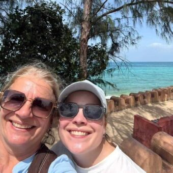 Selfie van moeder en dochter aan de kust bij de Indische oceaan Zanzibar