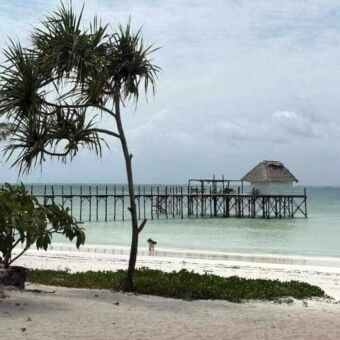 Steiger die de indische oceaan in loopt en aan het eind een klein gebouwtje