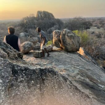 Koffiestop op de top van een rots tijdens een wandelsafari