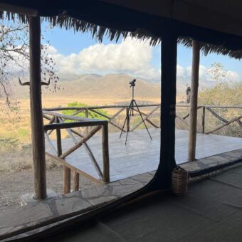 Verrekijker op een veranda waarbij je uitzicht hebt over de vlaktes van Mkomazi