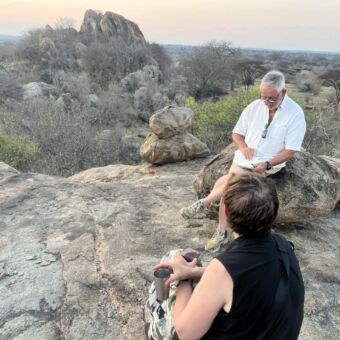 koffiestop op de top van een rots tijdens een wandelsafari