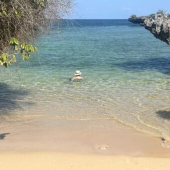 Man zwemmend aan de kust van Tanzania in de indische oceaan