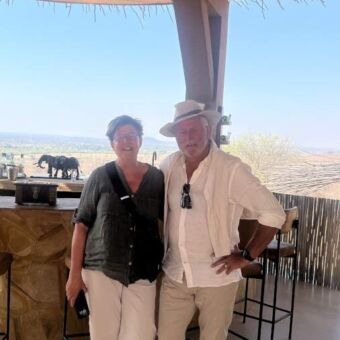 selfie van een vrouw en man bij de bar van een lodge