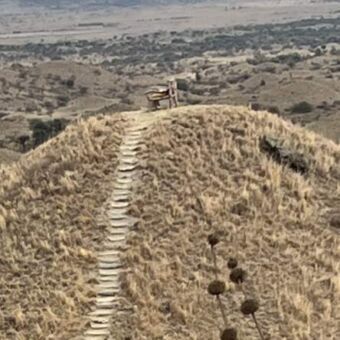 paadje naar een stoel op een heen heuvel met uitzicht op de Kilimanjaro