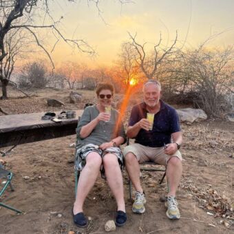 sundowner waarbij een man en vrouw een drankje drinken