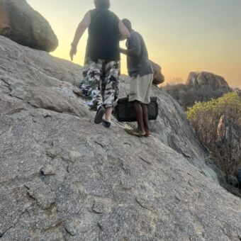 Gisd helpt een vrouw een rote op te klimmen waar ze koffie gaan drinken